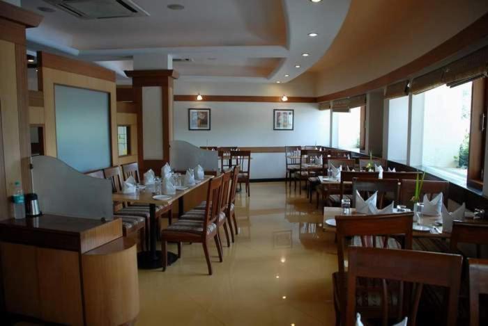 Sahil Sarovar Portico Hotel Lonavala Kültér fotó