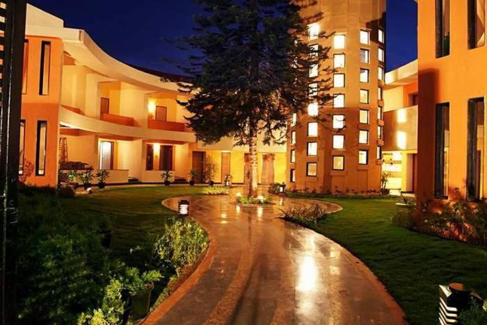 Sahil Sarovar Portico Hotel Lonavala Kültér fotó