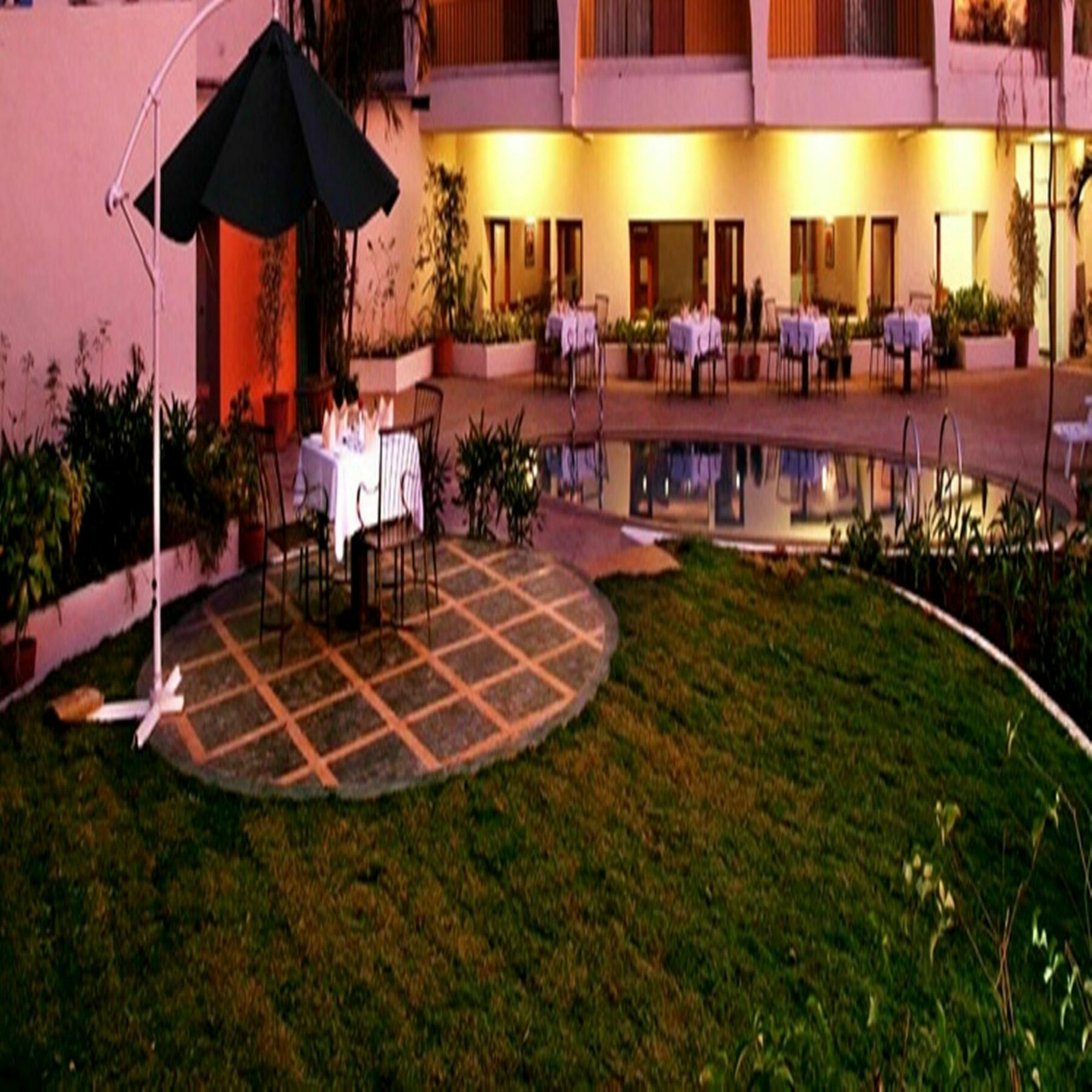 Sahil Sarovar Portico Hotel Lonavala Kültér fotó